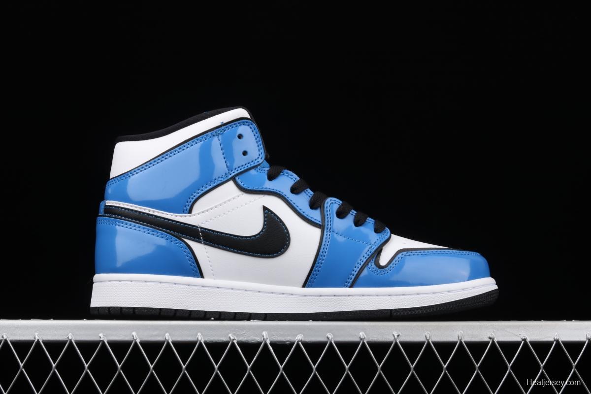 Air Jordan 1 Mid varnished leather white blue two-dimensional small lightning Zhongbang basketball shoes DD6834-402